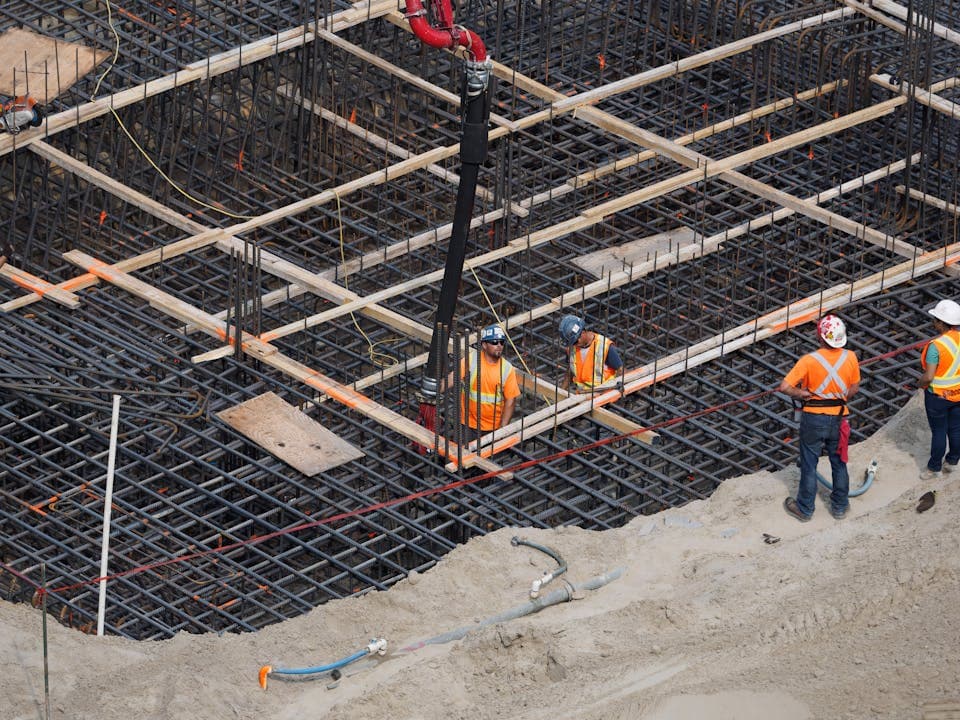 Equipe de construção registrando horas em uma obra